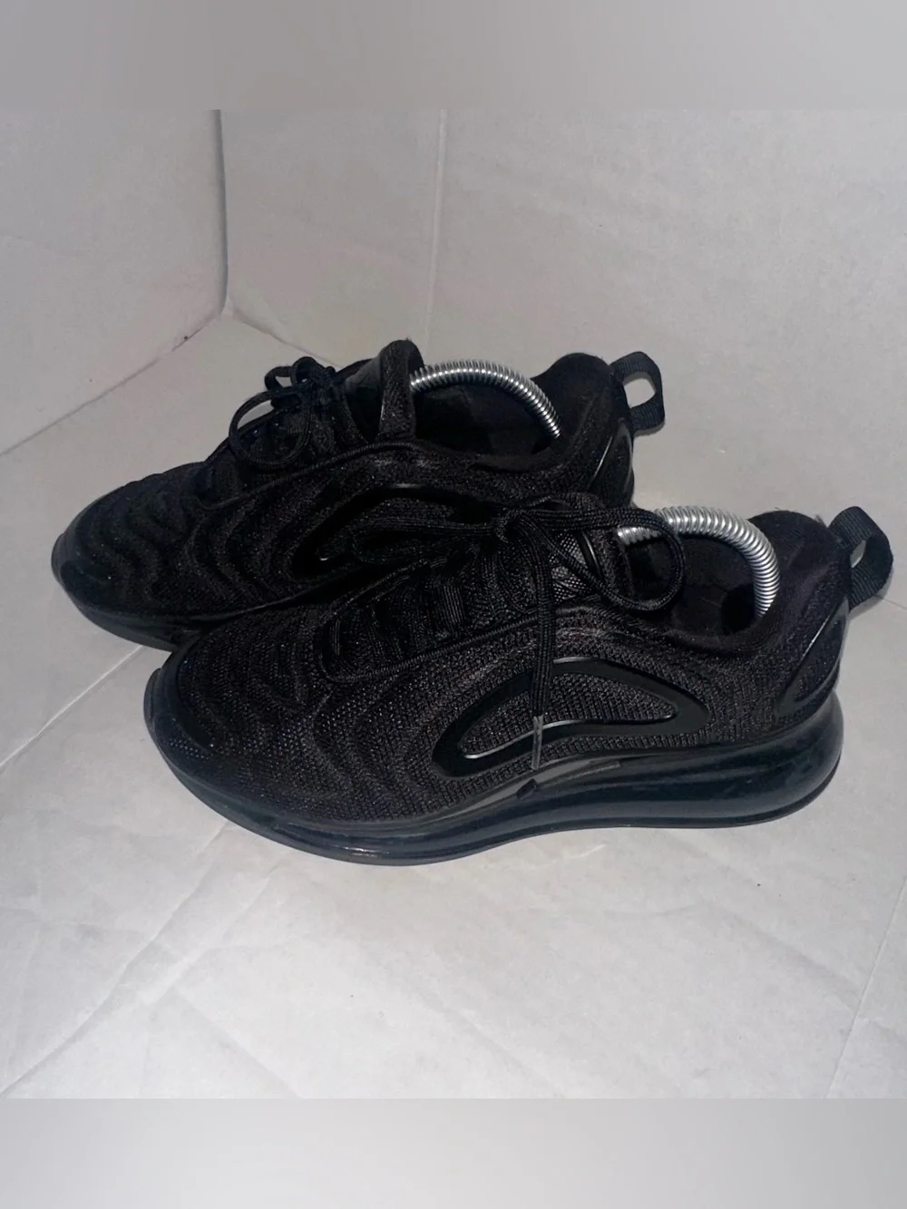 Nike Air Max 720 Shoes size 4Y AQ3196-006 Triple Black Anthracite